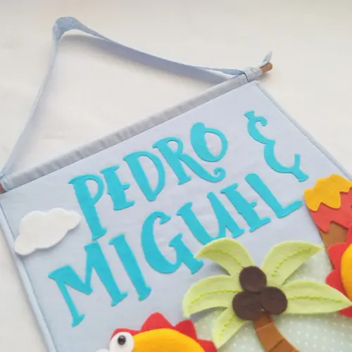 Flâmula Porta de Maternidade Dinos Irmãos - Pedro e Miguel