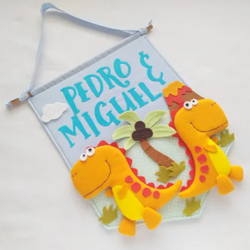 Flâmula Porta de Maternidade Dinos Irmãos - Pedro e Miguel
