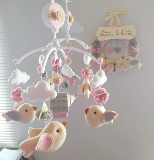 Guirlanda + Móbiles Musicais Pássaros Cinza e Rosa - Gêmeas