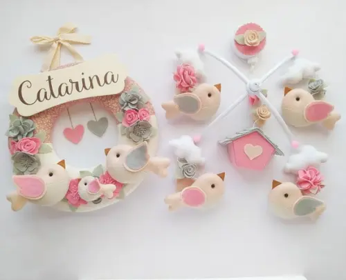 Guirlanda e Móbile Musical Pássaros Cinza e Rosa Catarina
