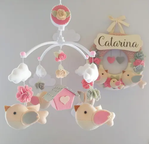 Guirlanda e Móbile Musical Pássaros Cinza e Rosa Catarina