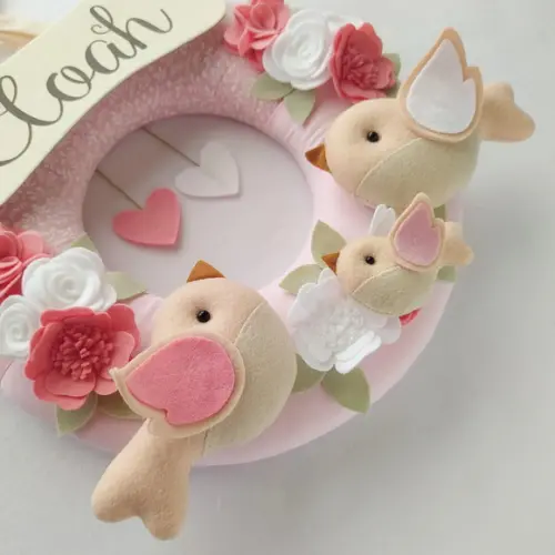 Guirlanda Passarinhos de Feltro Branco e Rosa Eloah