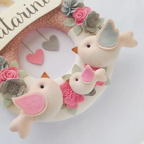 Guirlanda Passarinhos de Feltro Cinza e Rosa Catarina