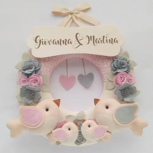 Guirlanda Passarinhos de Feltro Cinza e Rosa Irmãs Gêmeas