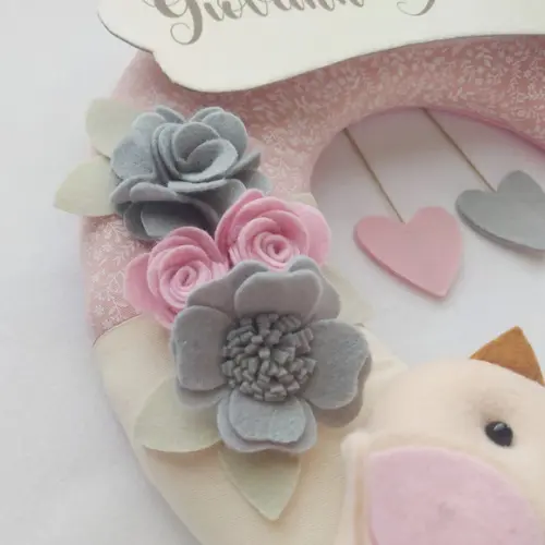 Guirlanda Passarinhos de Feltro Cinza e Rosa Irmãs Gêmeas