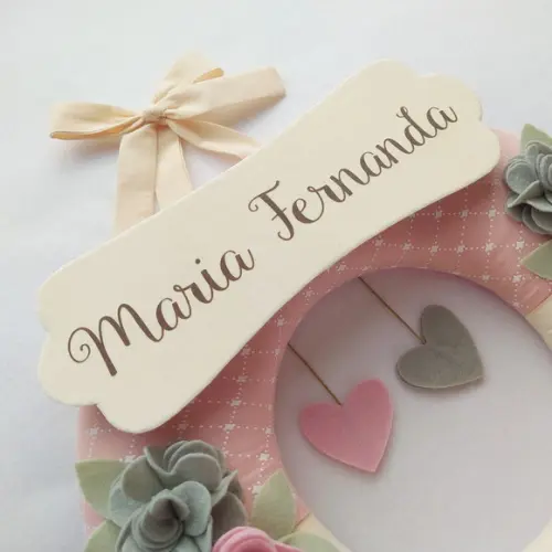 Guirlanda Passarinhos de Feltro Cinza e Rosa Maria Fernanda