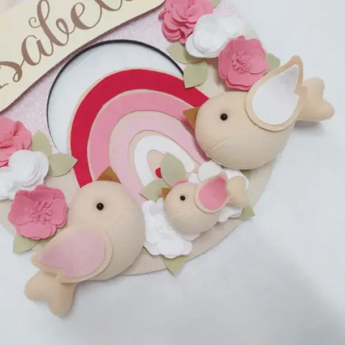 Guirlanda Passarinhos de Feltro Vermelho, Branco e Rosas Isa