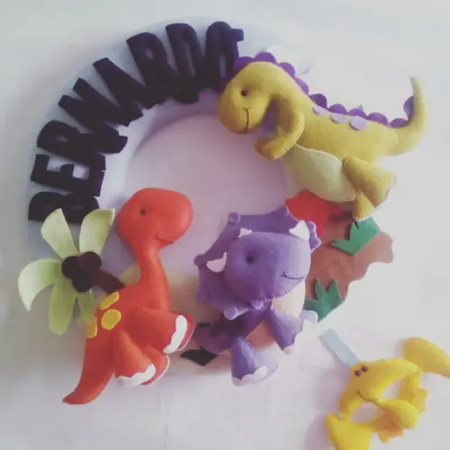 Guirlanda Porta Maternidade Dinossauros de Feltro - Bernardo