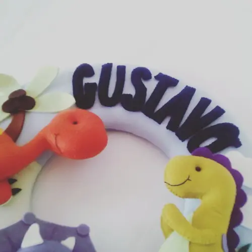 Guirlanda Porta Maternidade Dinossauros de Feltro - Gustavo