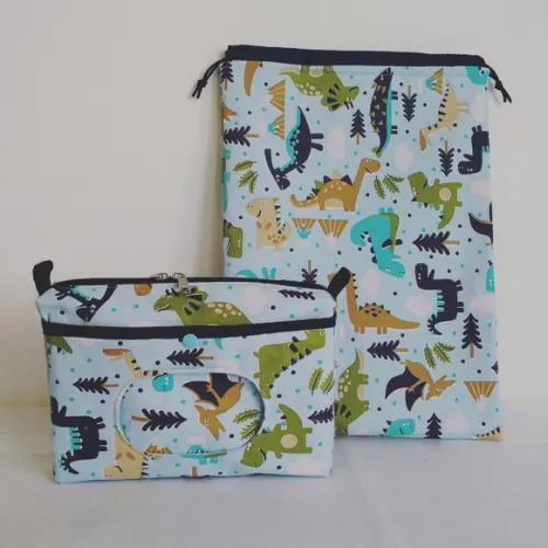 Kit Escolinha Dinos - Saco Impermeável + Necessaire do Bebê