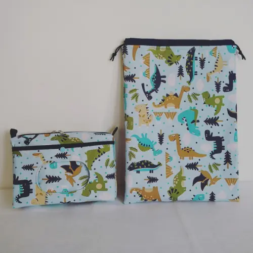 Kit Escolinha Dinos - Saco Impermeável + Necessaire do Bebê