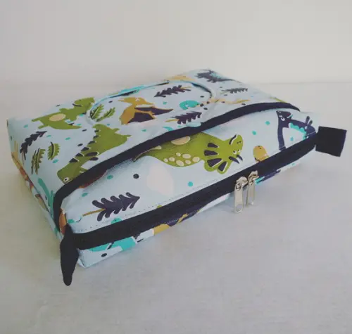 Kit Escolinha Dinos - Saco Impermeável + Necessaire do Bebê