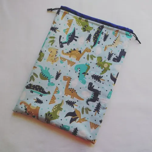Kit Escolinha Dinos - Saco Impermeável + Necessaire do Bebê