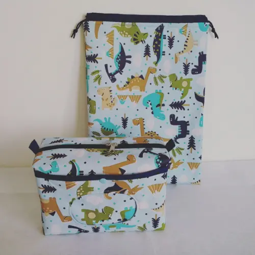 Kit Escolinha Dinos - Saco Impermeável e Necessaire do Bebê+