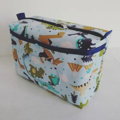 Kit Escolinha Dinos - Saco Impermeável e Necessaire do Bebê+