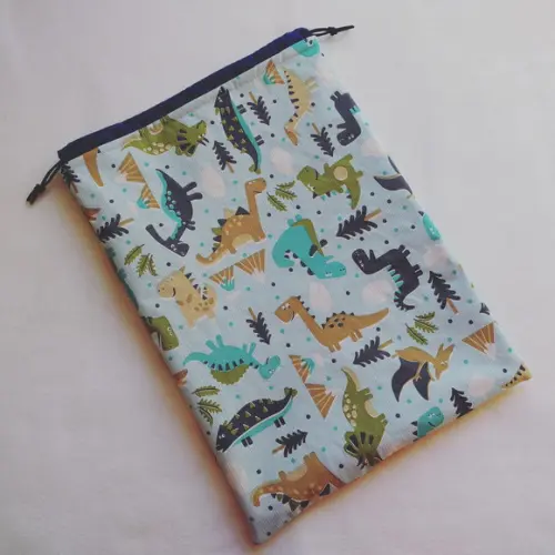 Kit Escolinha Dinos - Saco Impermeável e Necessaire do Bebê+