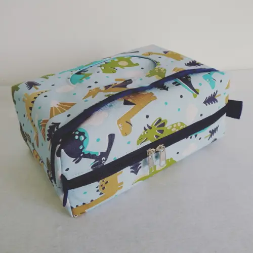 Kit Escolinha Dinos - Saco Impermeável e Necessaire do Bebê+