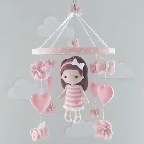 Móbile de Berço  Boneca Menininha, Flores e Corações