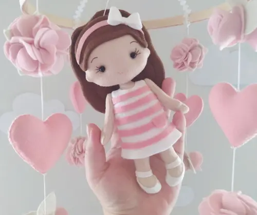 Móbile de Berço  Boneca Menininha, Flores e Corações
