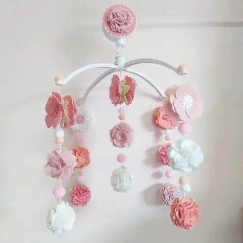 Móbile de Berço Musical Flores de Feltro Brancas e Rosas