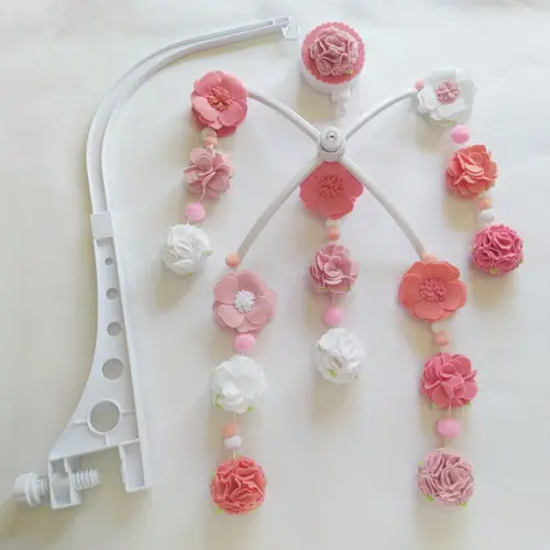 Móbile de Berço Musical Flores de Feltro Brancas e Rosas