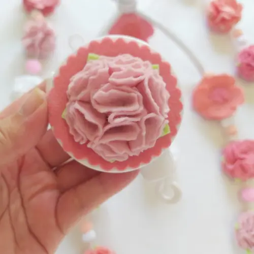 Móbile de Berço Musical Flores de Feltro Brancas e Rosas