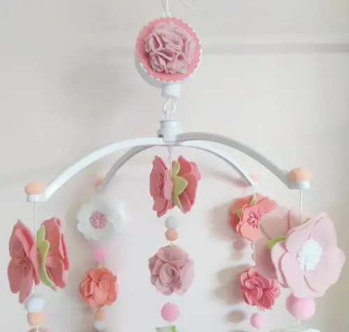 Móbile de Berço Musical Flores de Feltro Brancas e Rosas