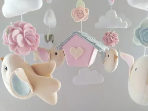 Móbile Musical Passarinhos, Nuvens e Casinha Cinza e Rosa