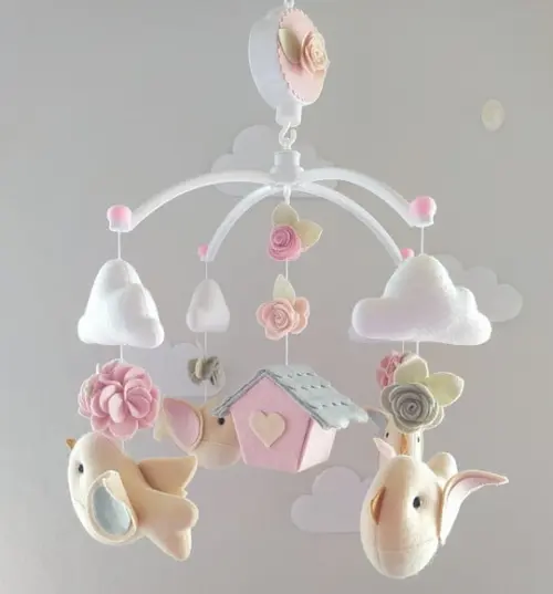Móbile Musical Passarinhos, Nuvens e Casinha Cinza e Rosa