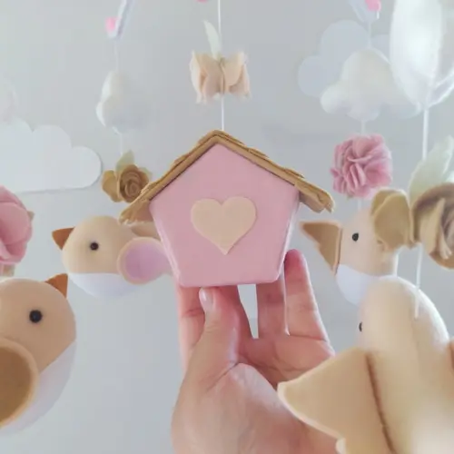Móbile Musical  Passarinhos, Nuvens e Casinha Nude e Rosa