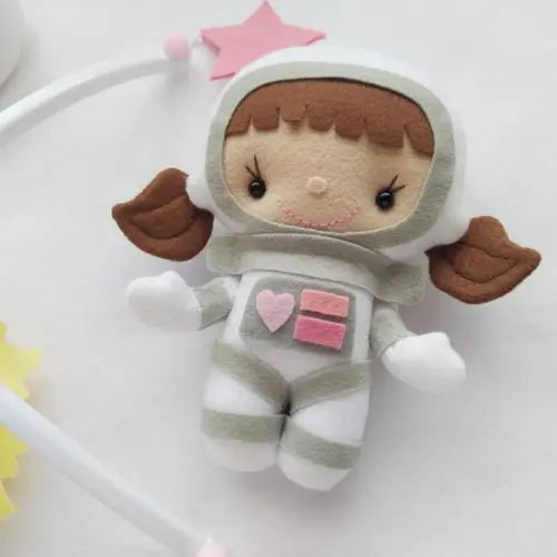 Móbile Musical e Giratório Astronauta Menina, Foguete e Planeta