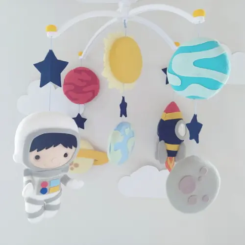 Móbile Musical e Giratório Astronauta Menino, Foguete e Planeta