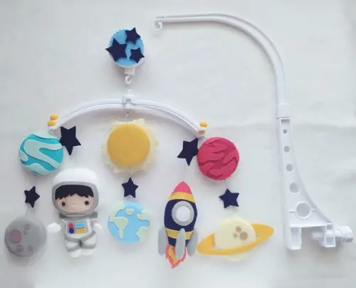 Móbile Musical e Giratório Astronauta Menino, Foguete e Planeta