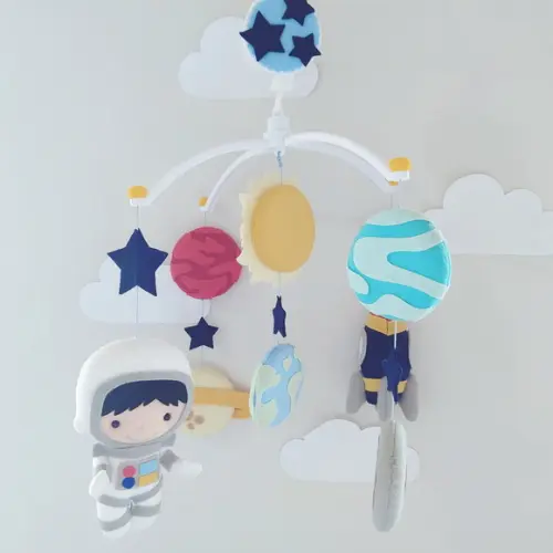 Móbile Musical e Giratório Astronauta Menino, Foguete e Planeta