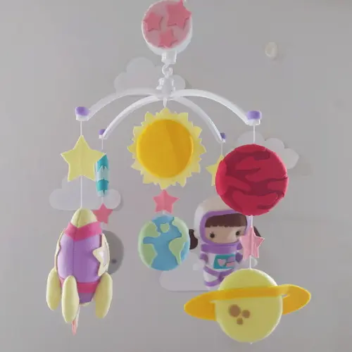 Móbile Musical e Giratório Astronauta Menina, Foguete e Planeta