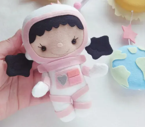 Móbile Musical e Giratório Astronauta Menina, Foguete e Planeta