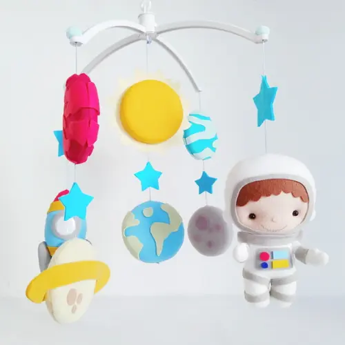 Móbile Musical e Giratório Astronauta Menino, Foguete e Planeta