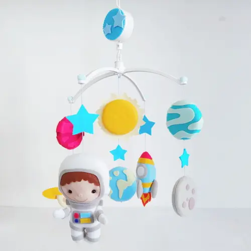 Móbile Musical e Giratório Astronauta Menino, Foguete e Planeta