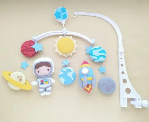 Móbile Musical e Giratório Astronauta Menino, Foguete e Planeta