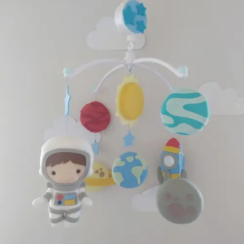 Móbile Musical e Giratório Astronauta Menino, Foguete e Planeta