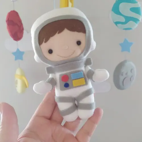 Móbile Musical e Giratório Astronauta Menino, Foguete e Planeta