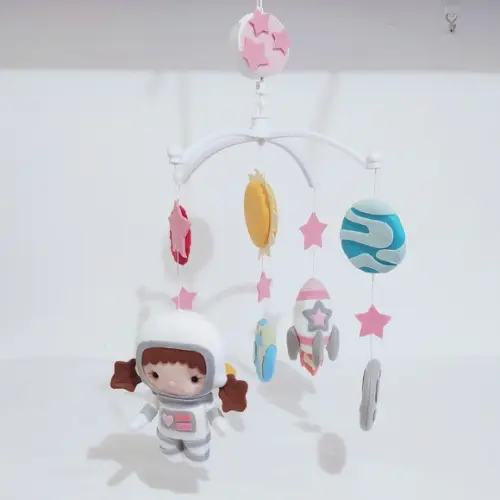 Móbile Musical e Giratório Astronauta Menina, Foguete e Planeta