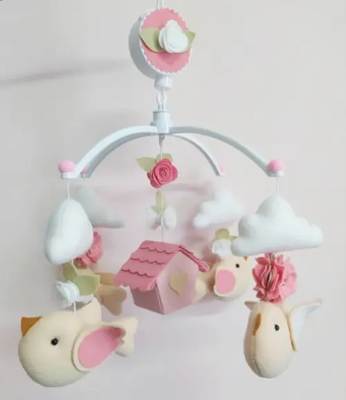 Móbile Musical Passarinhos, Nuvens e Casinha Branco e Rosa