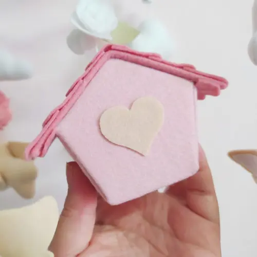 Móbile Musical Passarinhos, Nuvens e Casinha Branco e Rosa