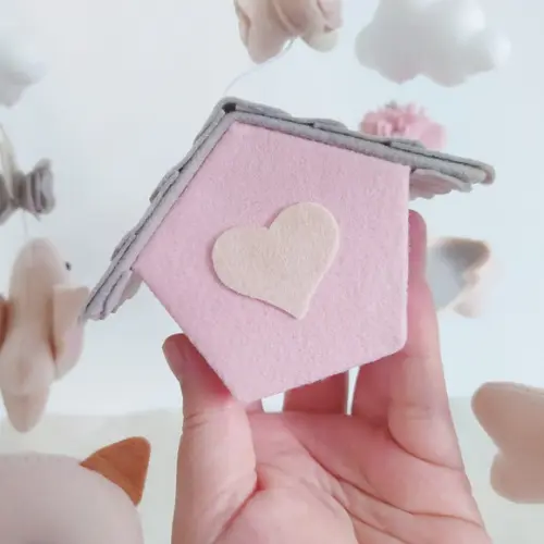 Móbile Musical Passarinhos, Nuvens e Casinha Cinza e Rosa