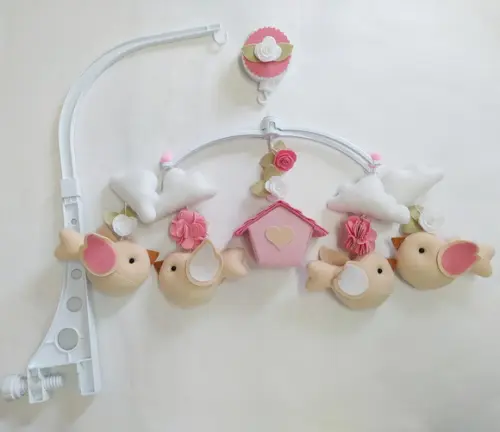 Móbile Musical Passarinhos, Nuvens e Casinha Branco e Rosa