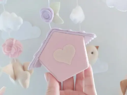 Móbile Musical Passarinhos, Nuvens e Casinha Lilás e Rosa