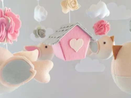 Móbile Musical Passarinhos, Nuvens e Casinha Cinza e Rosa 2