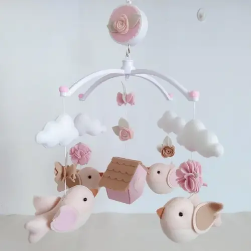 Móbile Musical Passarinhos, Nuvens e Casinha Nude e Rosa