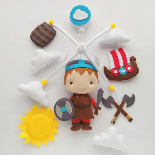 Móbile Musical Viking de Feltro com Caravela, Machados e +